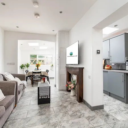New-business & Group Stays-5 Bed-sleeps 10-parking-by Fabaccommodation * Bristol