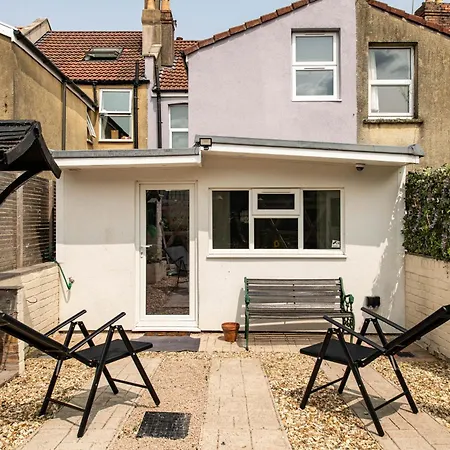 New-business & Group Stays-5 Bed-sleeps 10-parking-by Fabaccommodation