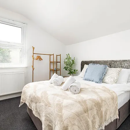 New-business & Group Stays-5 Bed-sleeps 10-parking-by Fabaccommodation Ferienhaus *