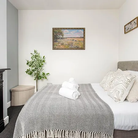 New-business & Group Stays-5 Bed-sleeps 10-parking-by Fabaccommodation *