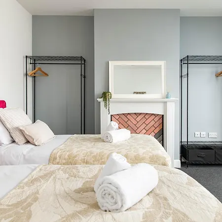 New-business & Group Stays-5 Bed-sleeps 10-parking-by Fabaccommodation Ferienhaus *