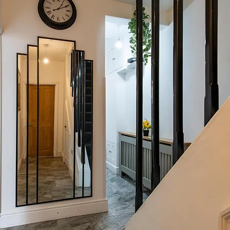 New-business & Group Stays-5 Bed-sleeps 10-parking-by Fabaccommodation * Bristol