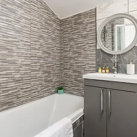 New-business & Group Stays-5 Bed-sleeps 10-parking-by Fabaccommodation * Bristol