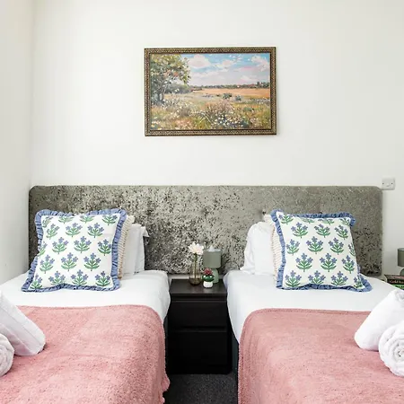 Дом отдыха New-business & Group Stays-5 Bed-sleeps 10-parking-by Fabaccommodation