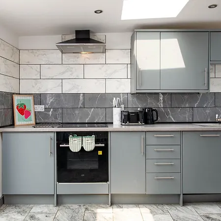 New-business & Group Stays-5 Bed-sleeps 10-parking-by Fabaccommodation Дом отдыха