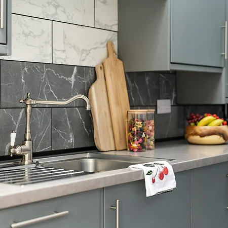 New-business & Group Stays-5 Bed-sleeps 10-parking-by Fabaccommodation Bristol