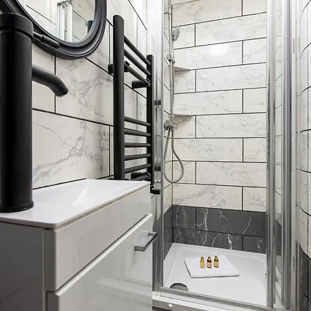 New-business & Group Stays-5 Bed-sleeps 10-parking-by Fabaccommodation