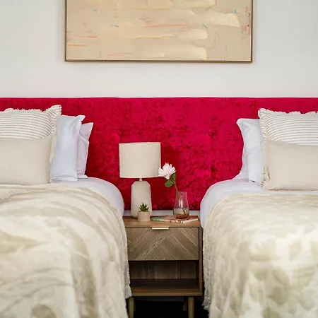 New-business & Group Stays-5 Bed-sleeps 10-parking-by Fabaccommodation * Bristol