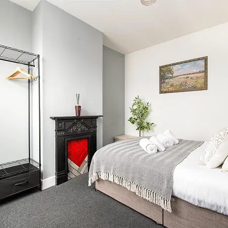 New-business & Group Stays-5 Bed-sleeps 10-parking-by Fabaccommodation * Bristol