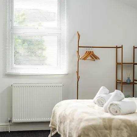 New-business & Group Stays-5 Bed-sleeps 10-parking-by Fabaccommodation *