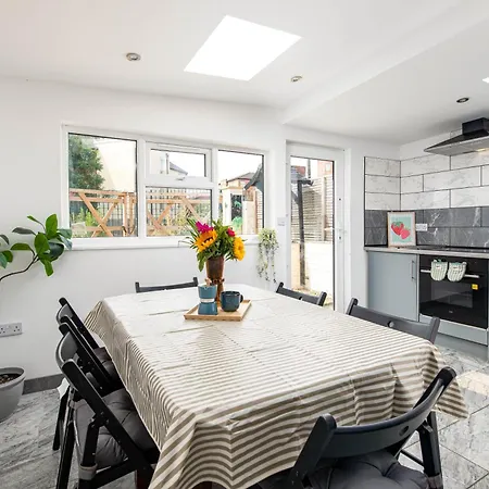 New-business & Group Stays-5 Bed-sleeps 10-parking-by Fabaccommodation Ferienhaus