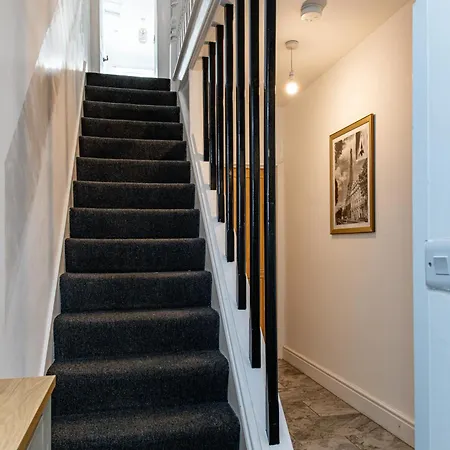 New-business & Group Stays-5 Bed-sleeps 10-parking-by Fabaccommodation *