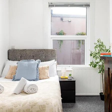 New-business & Group Stays-5 Bed-sleeps 10-parking-by Fabaccommodation * Bristol